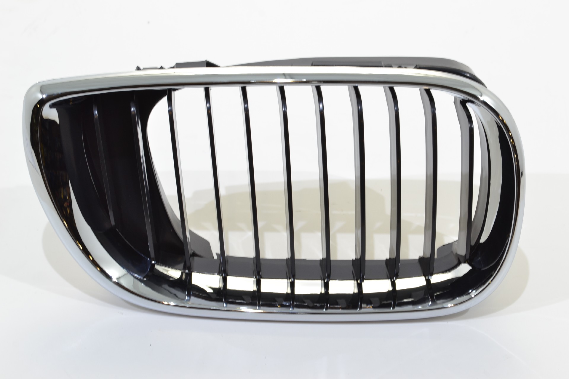 Решетка радиатора правая