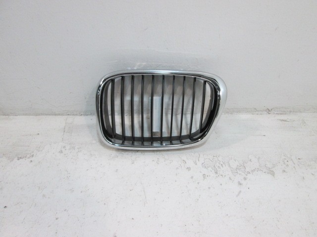 Решетка радиатора левая