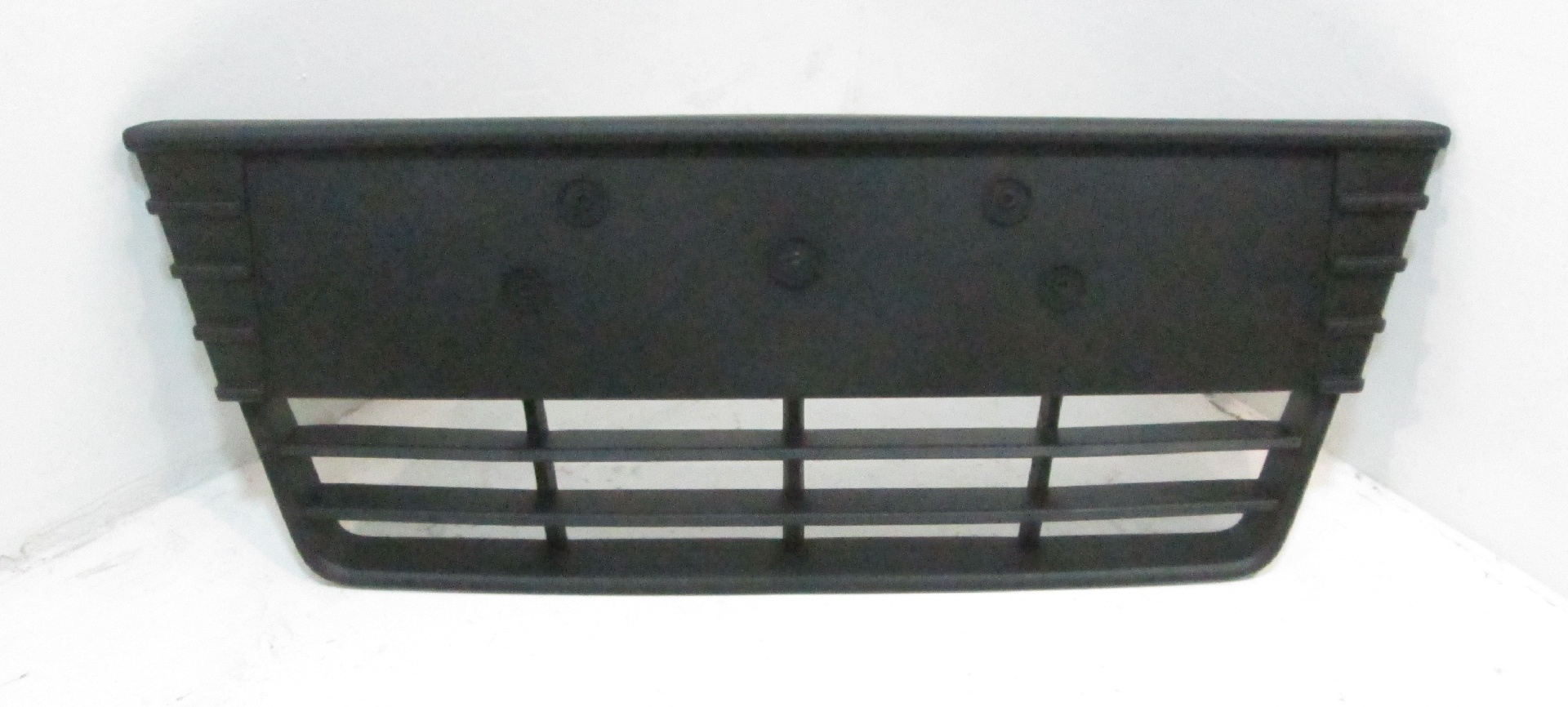 Решетка в бампер центральная