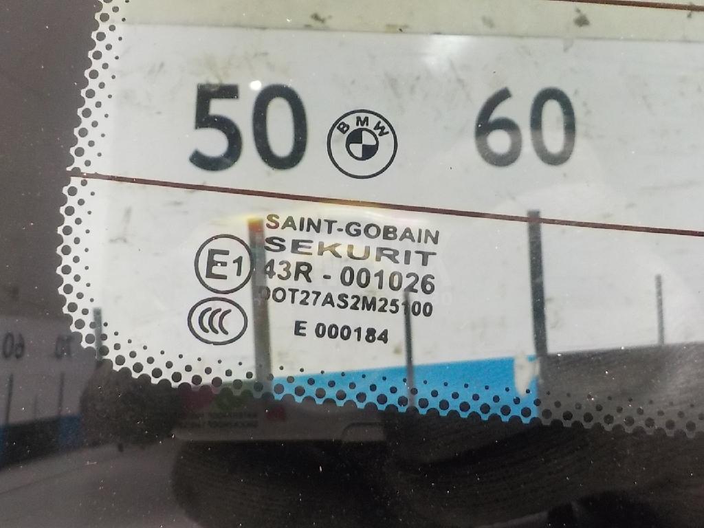Стекло двери багажника
