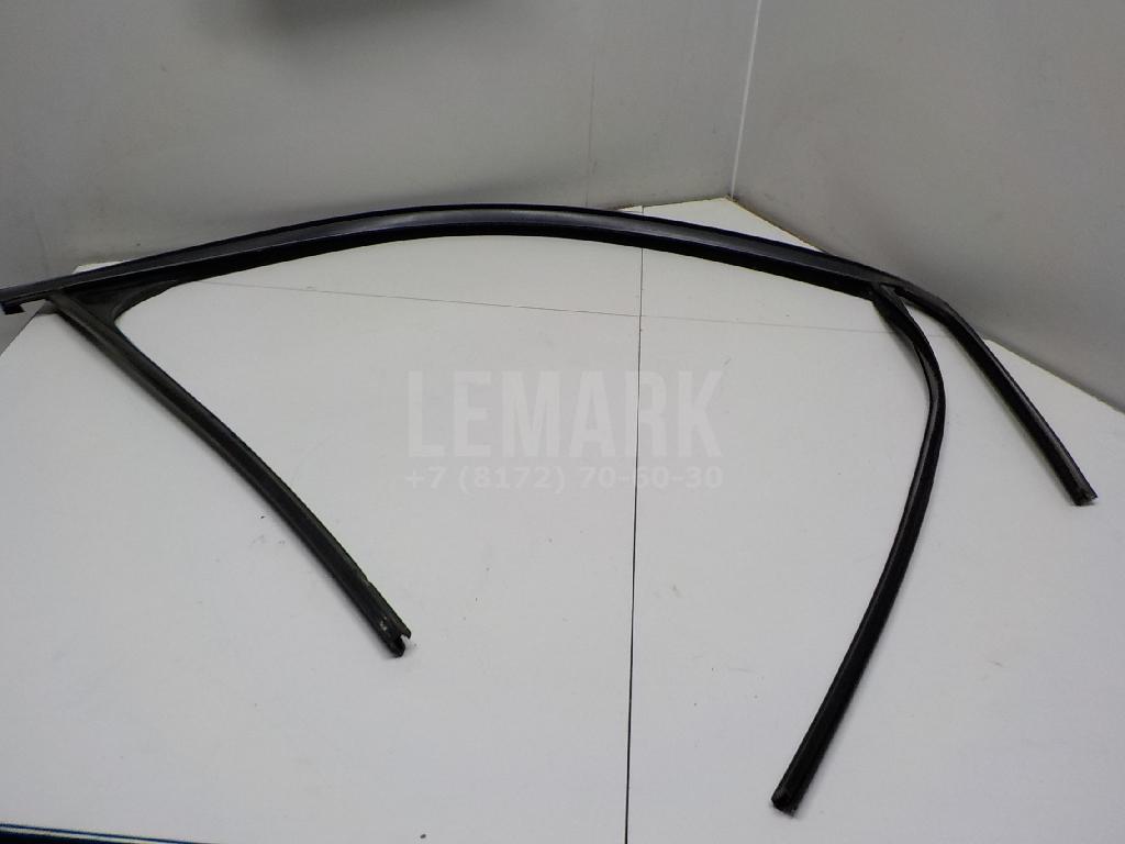 Уплотнитель стекла двери 1361846 Ford
