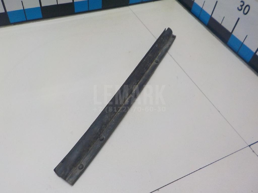 Уплотнитель двери 82839JG000 Nissan