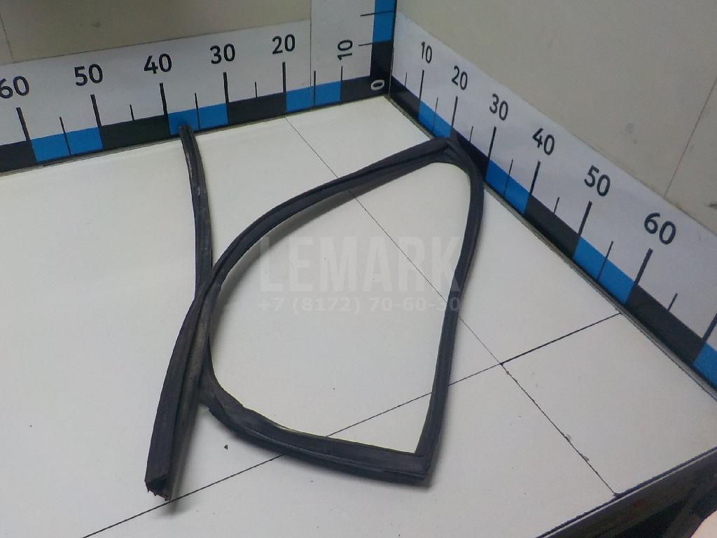 Уплотнитель стекла двери 82331JG000 Nissan