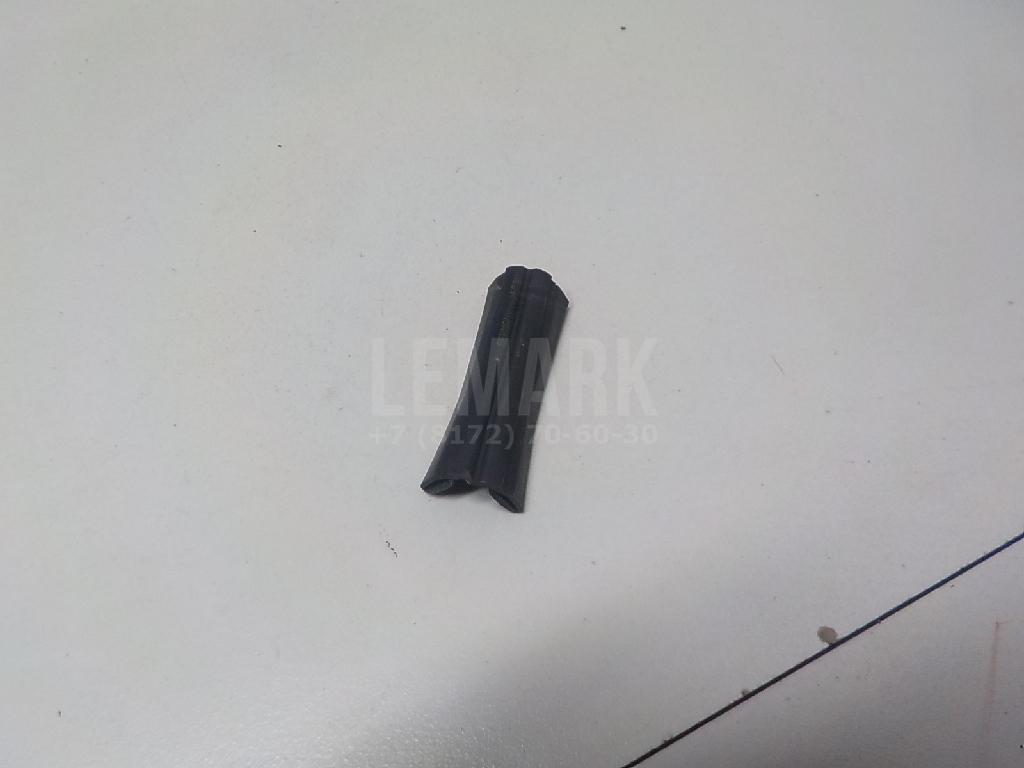 Уплотнитель стекла двери 1465672 Ford