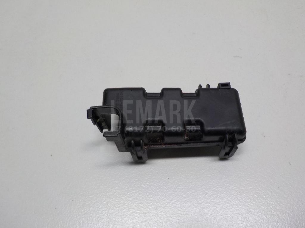 Корпус блока предохранителей 8266360100 Toyota