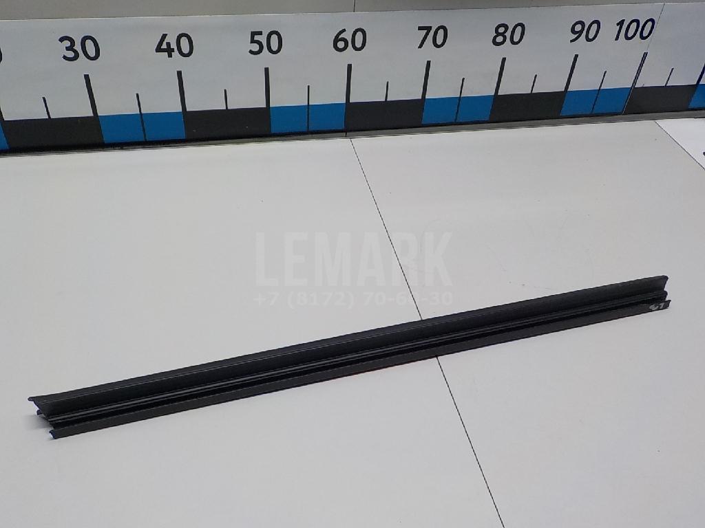 Уплотнитель стекла двери 3T5839479 VAG