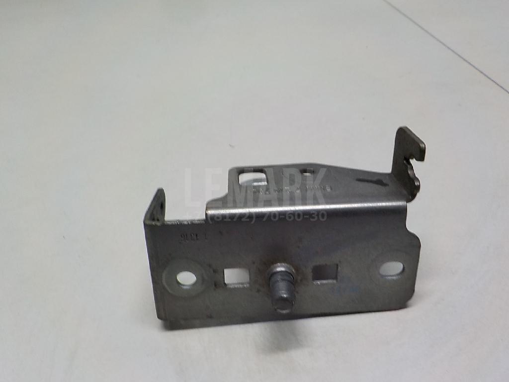 Ответная часть замка капота