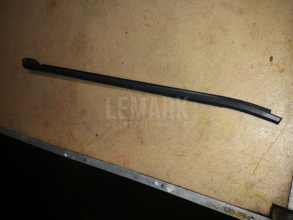 Накладка стекла заднего правого 6R68394785AP VAG