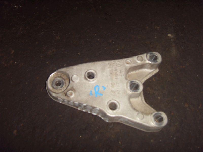 Кронштейн двигателя правый 6Q0199185S VAG