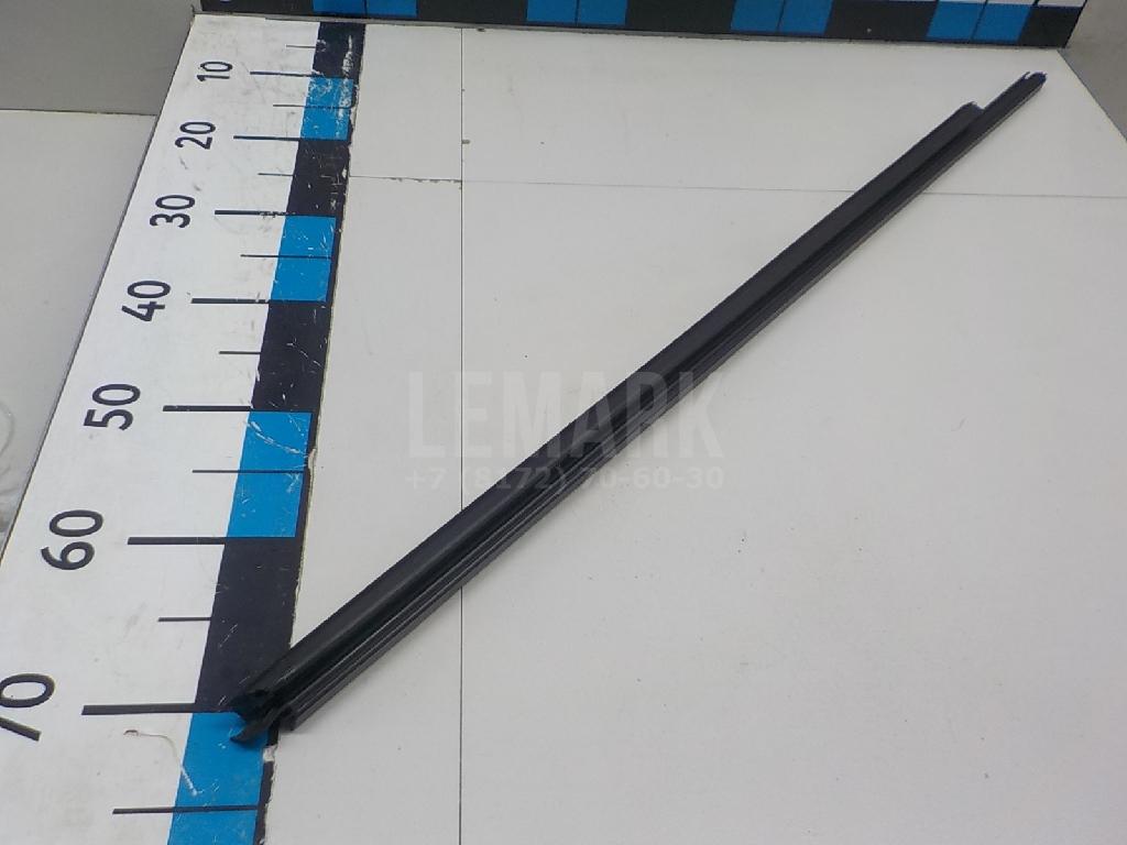 Накладка стекла переднего правого 7P0837472C VAG