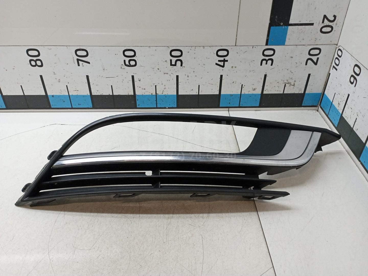 Решетка в бампер правая 3C8854662041 VAG