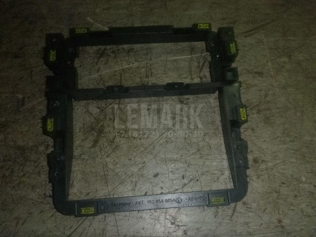 Рамка магнитолы 1T0858005A VAG