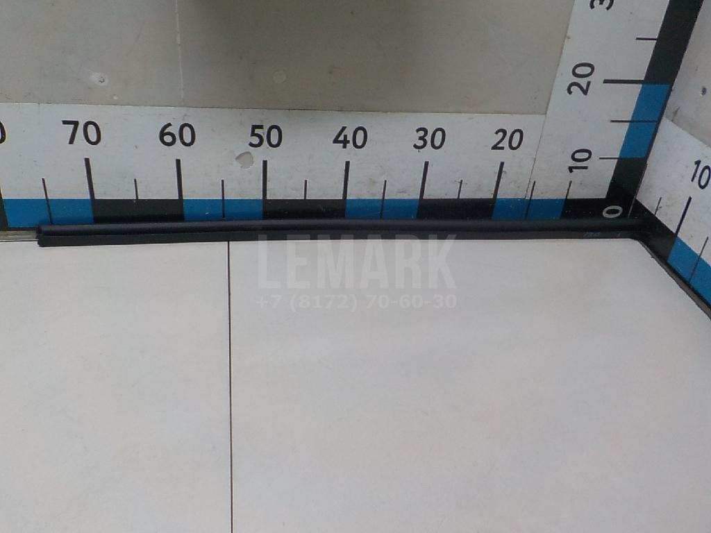 Накладка стекла переднего правого 822412W100 Hyundai-Kia
