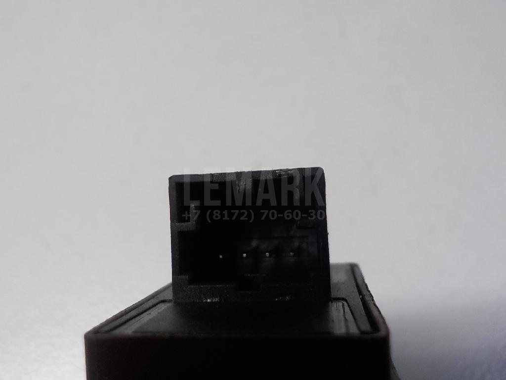 Кнопка открывания багажника