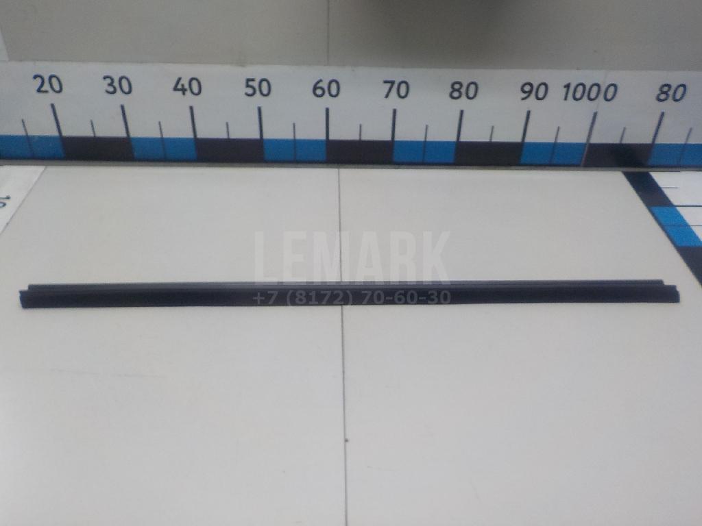 Накладка стекла переднего правого 2K0837472 VAG