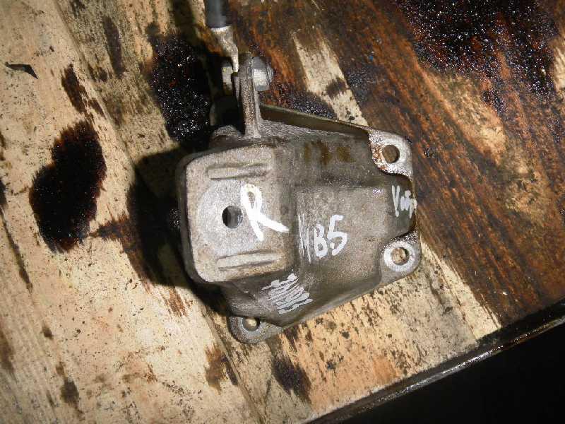 Кронштейн двигателя правый 8D0199308D VAG