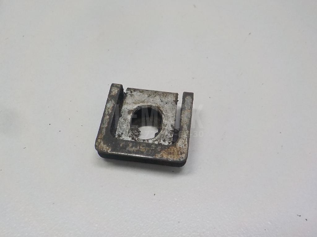 Скоба крепежная 8D0805960 VAG