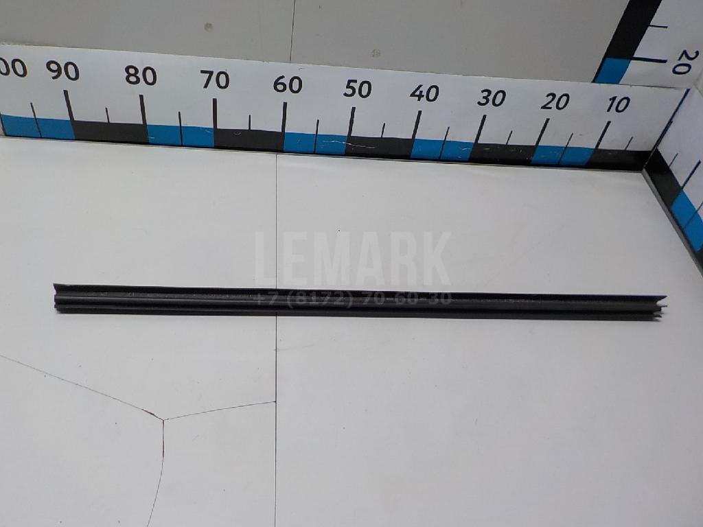 Накладка стекла переднего правого 2K0837472 VAG