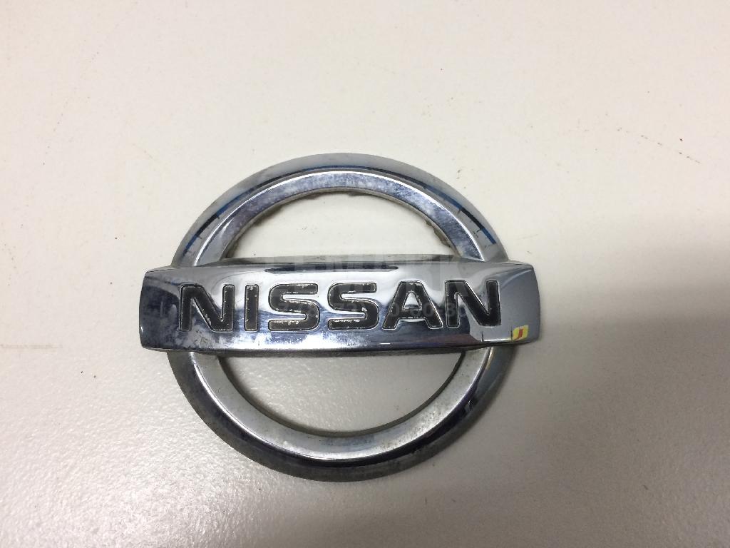 Эмблема на крышку багажника 90890JD000 Nissan