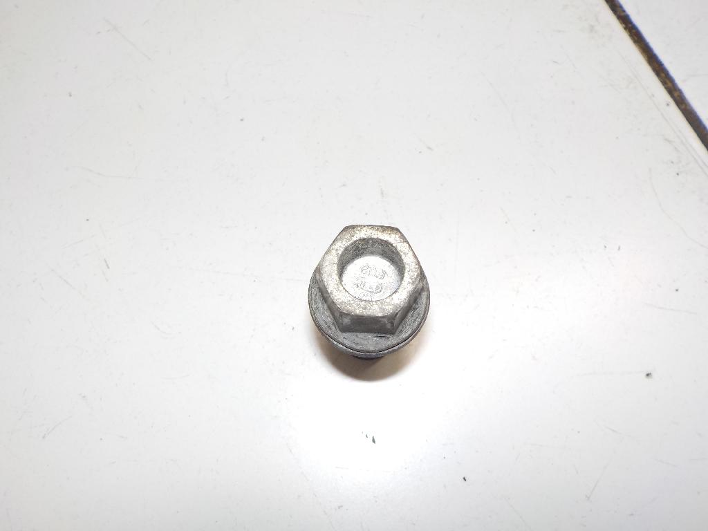 Болт колесный