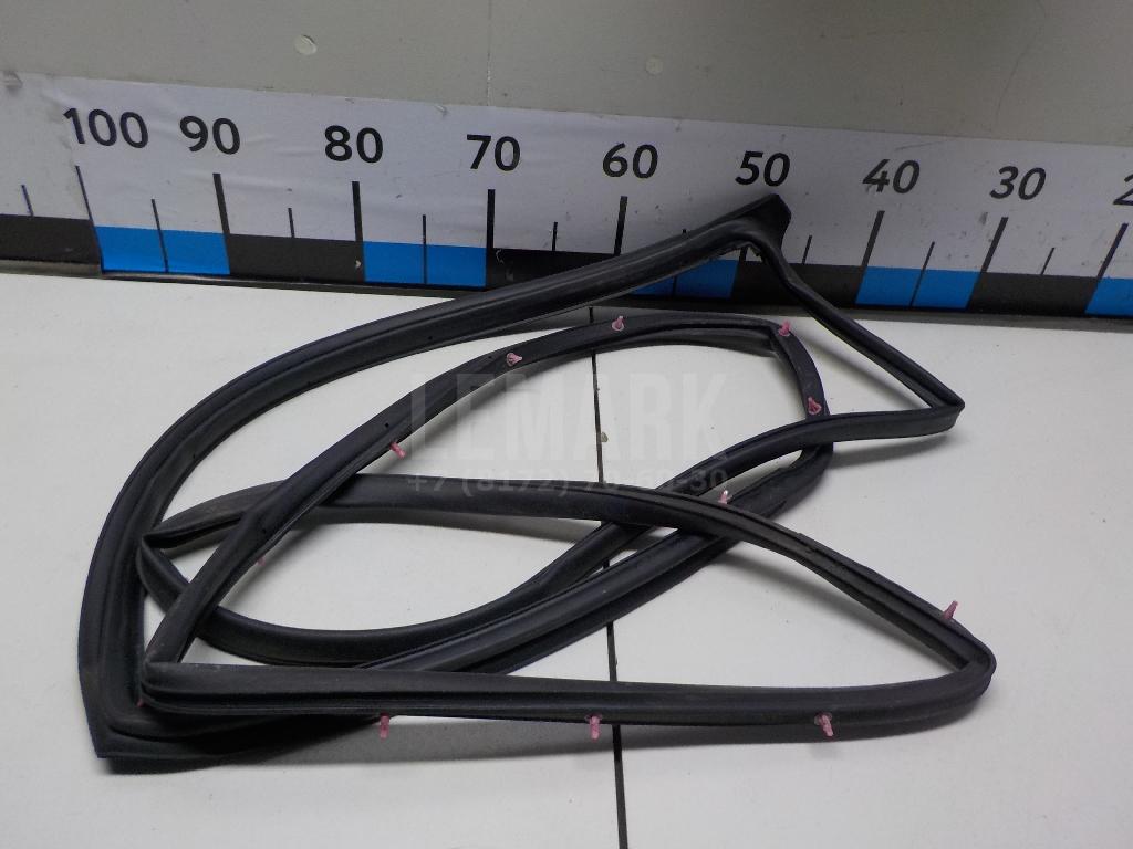 Уплотнитель двери 6787242030 Toyota