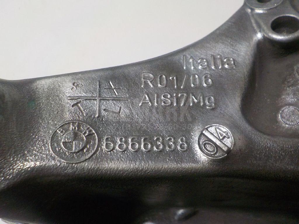 Кулак поворотный задний правый для  Audi V8 1988-1994