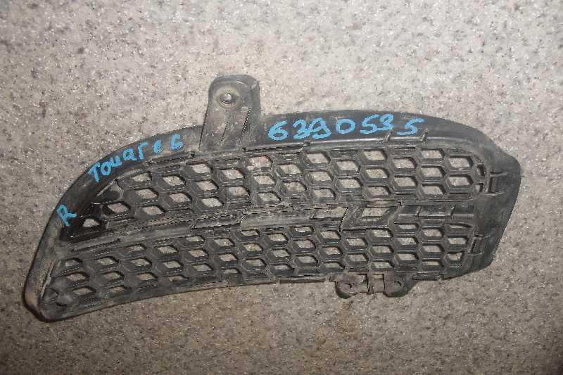 Решетка в бампер правая 7L6853666B VAG