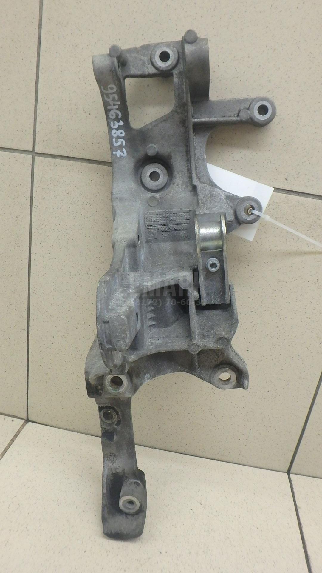 Кронштейн генератора 1699676 Ford