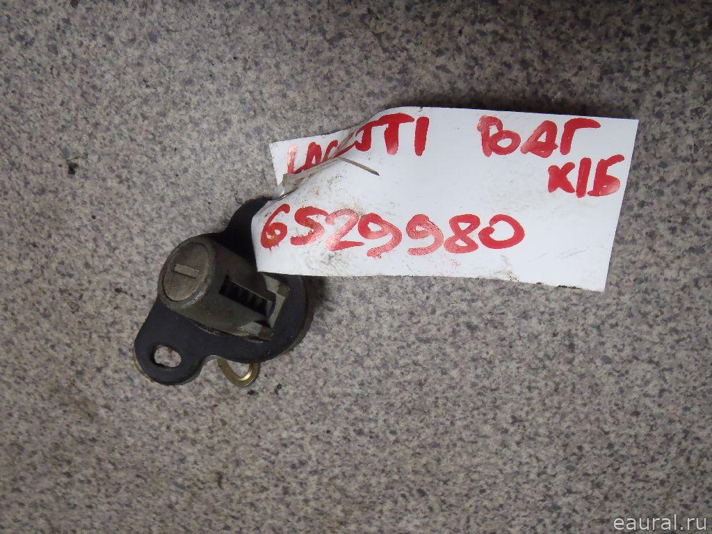 Вставка замка багажника