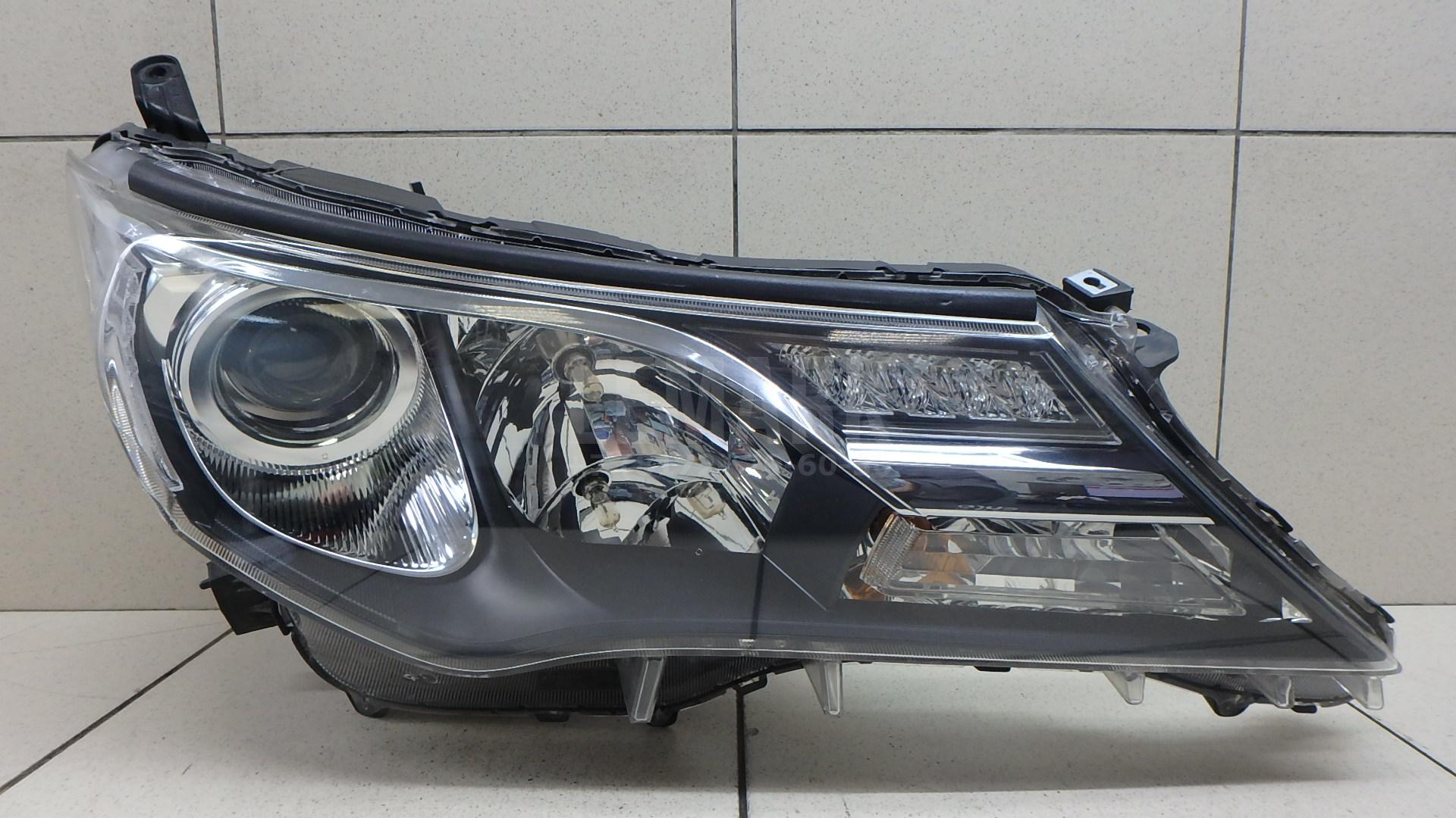Фара правая 8113042562 Toyota