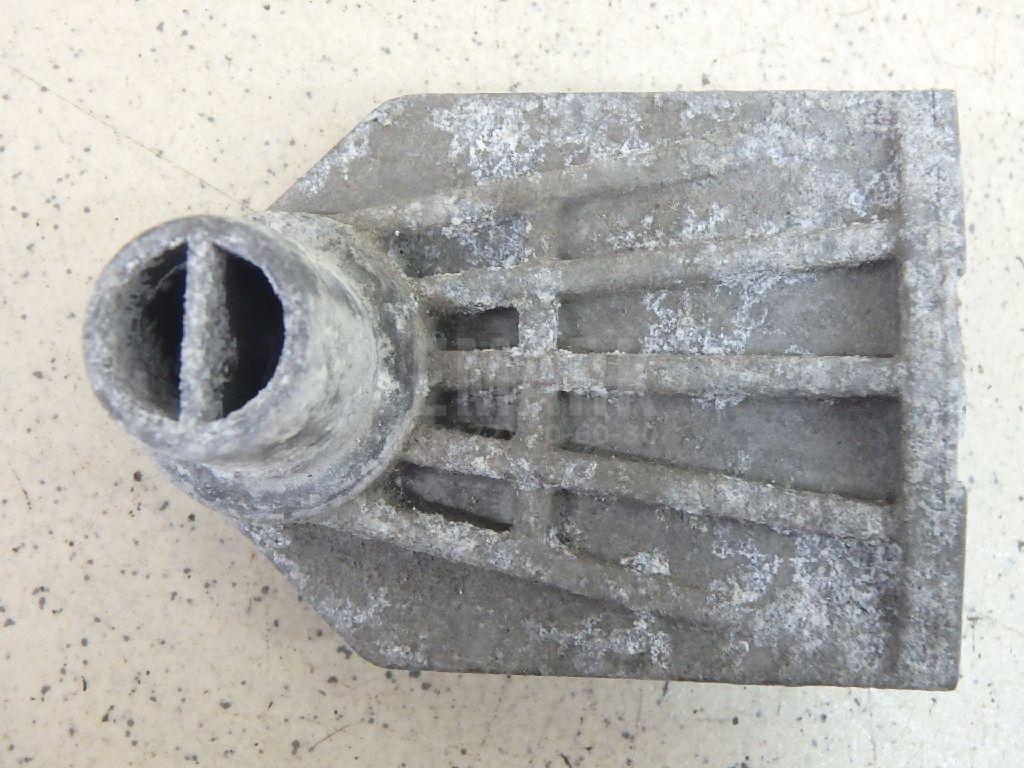 Кронштейн радиатора 7P0121079 VAG