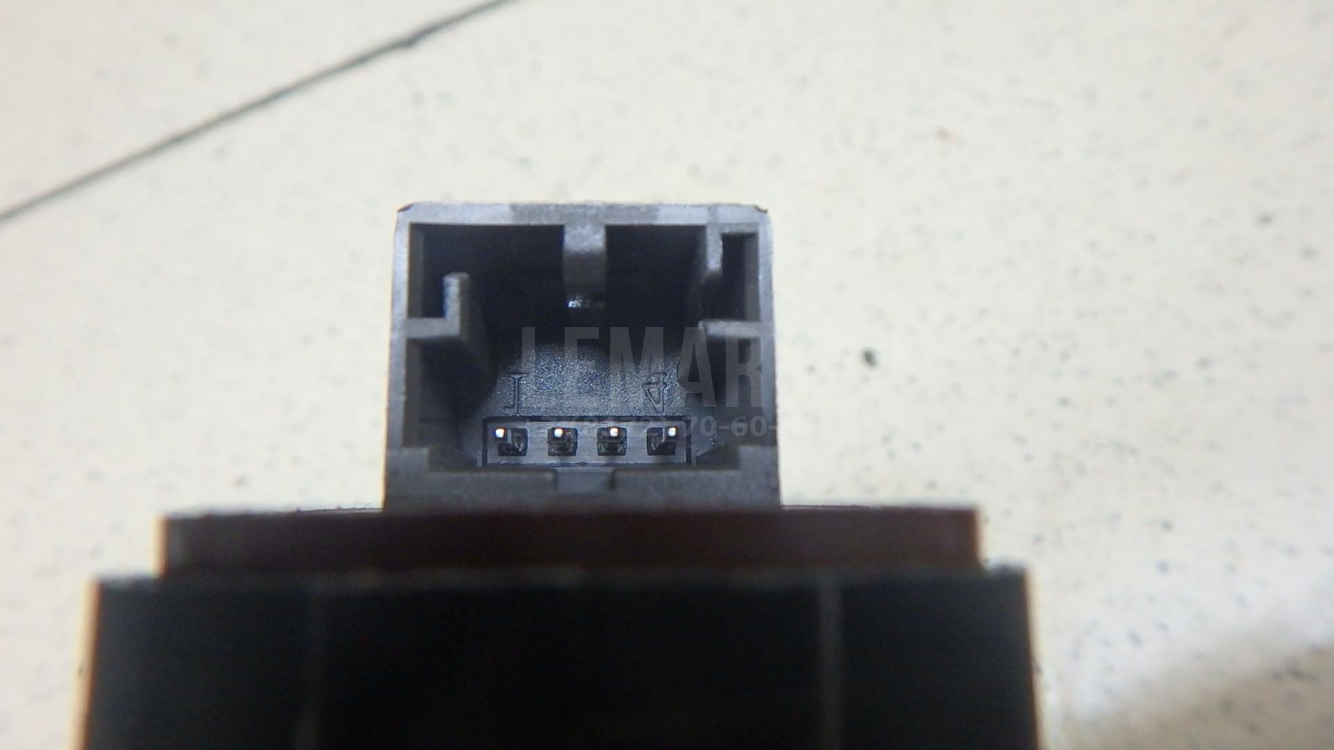 Кнопка открывания багажника для  BMW 1-serie E82/E88 2007-2013