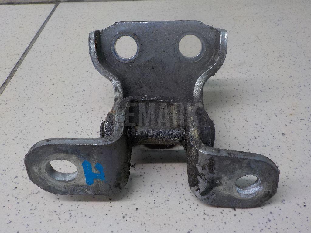 Петля двери передней правой нижняя 6873033020 Toyota