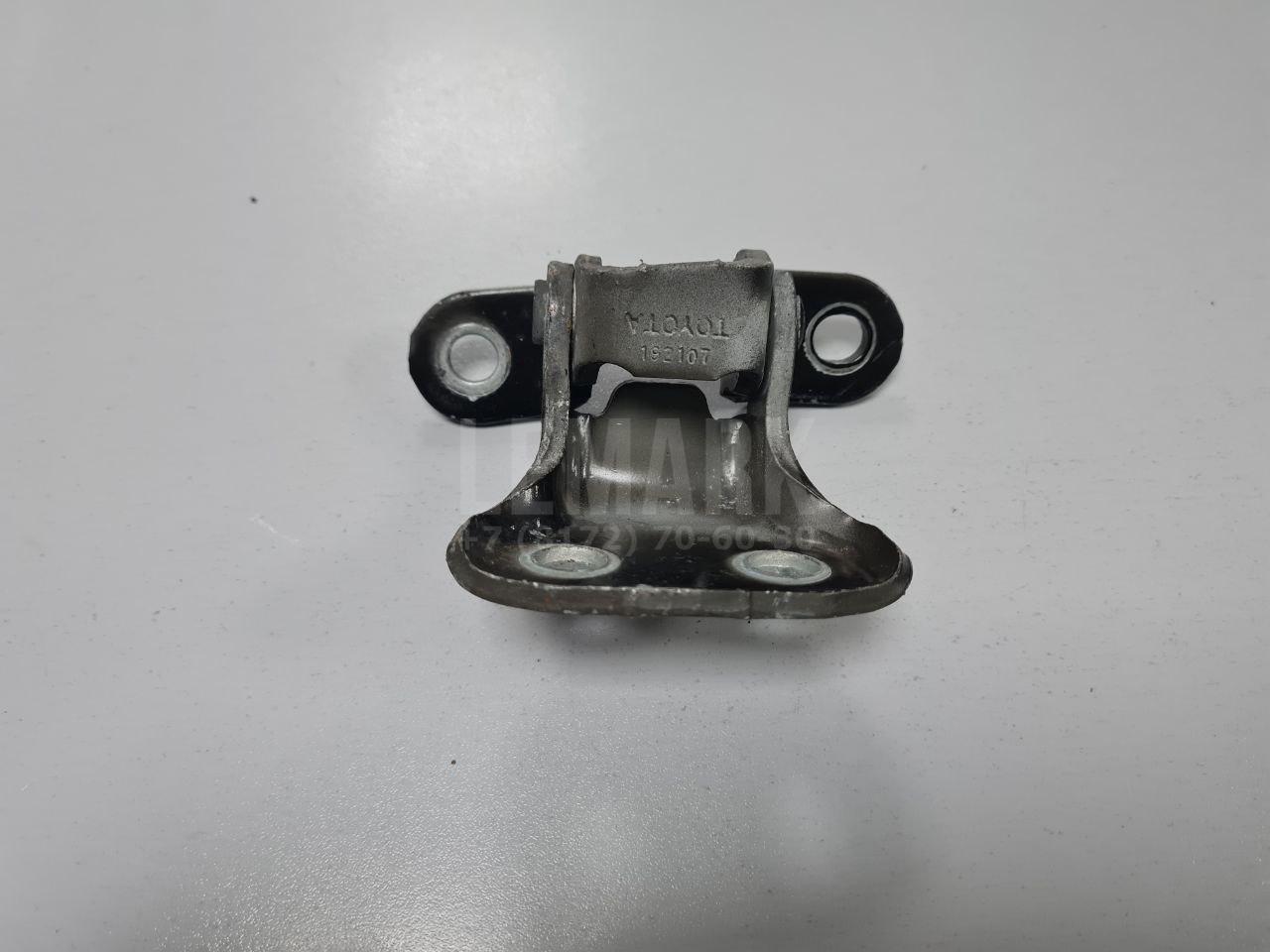 Петля двери передней правой нижняя 68730AC010 Toyota