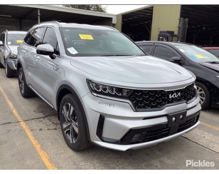 Kia Sorento IV (MQ) 2020></p>
<p>» /></p>
<p>Разобран: июль 2023 г.</p>
<p>VIN: KNARH81BWP5179545</p>
<p>Для того, чтобы купить недорогие автозапчасти новые или бу с разбора для Kia Sorento в нашем интернет-магазине в Калининграде, выберите соответствующую модификацию модели.</p>
<ol>
<li>Состояние товара соответствует описанию: вы получите именно тот товар, который увидели на сайте и хотели купить Kia Sorento.</li>
<li>Оперативная отправка вашего заказа, благодаря наличию всех запчастей на складе в Калининграде.</li>
<li>Надёжная компания с многолетним опытом работы и именем на рынке — вы не совершаете предоплату непроверенному поставщику.</li>
<li>Дополнительная проверка запчастей командой профессионалов непосредственно перед отправкой.</li>
<li>Наличие скидок по программе лояльности.</li>
<li>Цена на запчасти Kia Sorento не увеличивается за счёт доставки.</li>
<li>Бесплатная доставка до склада транспортной компании или до пунктов выдачи ЕвроАвто.</li>
<li>Бесплатная доставка в Казахстане и Белоруссии.</li>
<li>Возврат денежных средств в случае недопоставки или неработоспособности товара.</li>
</ol>
<h2>Ремонт ГУР (гидроусилителя руля) Kia Sorento</h2>
<p>Как определить, что ГУР (гидроусилителю руля) требуется ремонт? Если вы заметили хотя бы один из ниже перечисленных признаков, рекомендуем обратиться в автосервис:</p>
<ul>
<li>грязная жидкость ГУР</li>
<li>течи в местах крепления шлангов, уровень жидкости заметно снижен</li>
<li>вращение руля заметно затруднено</li>
<li>шум при работе насоса ГУР</li>
</ul>
<p>Доверяйте ремонт системы ГУР только профессионалам!</p>
<p><strong>ВАЖНО</strong></p>
<ol>
<li>Гидроусилитель руля Kia Sorento используется для повышения комфорта эксплуатации и обеспечения лучшей управляемости.</li>
<li>Для обслуживания и ремонта узла рекомендовано использовать только оригинальные и сертифицированные запчасти и расходные элементы.</li>
<li>При возникновении неисправностей в гидроусилителе появляется целый ряд специфических признаков.</li>
<li>Частота обслуживания и ремонта узла зависит от условий эксплуатации автомобиля.</li>
<li>Ремонт ГУР Kia Sorento может быть выполнен поэлементно, полной замены не требуется.</li>
</ol>
<p> <img decoding=