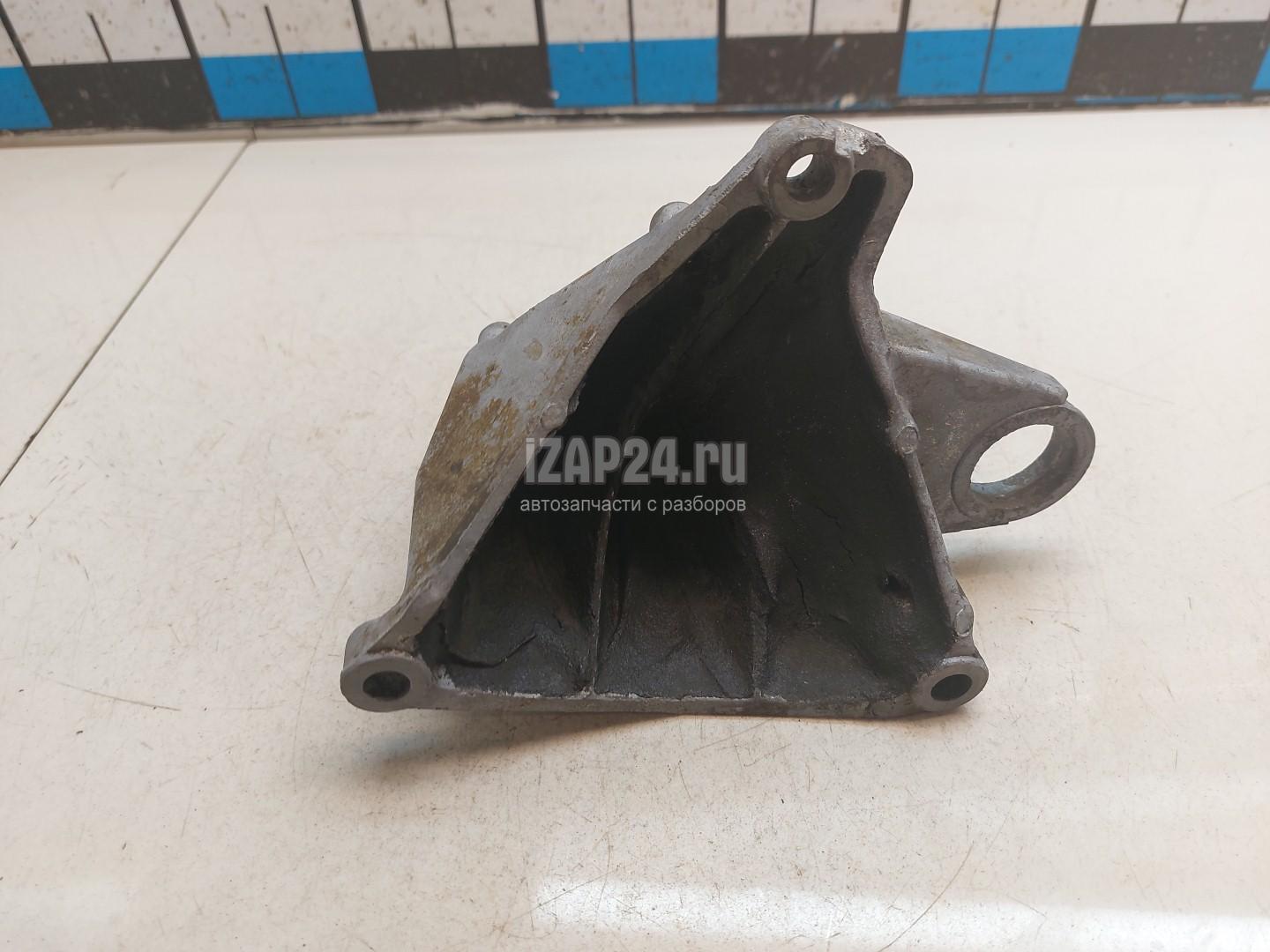 8D0399114L Кронштейн КПП правый VAG A4 [B5] (1994 - 2001)