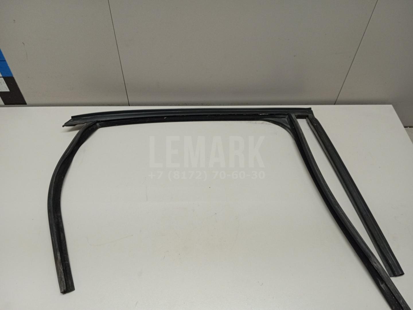 Уплотнитель стекла двери 1743914 Ford