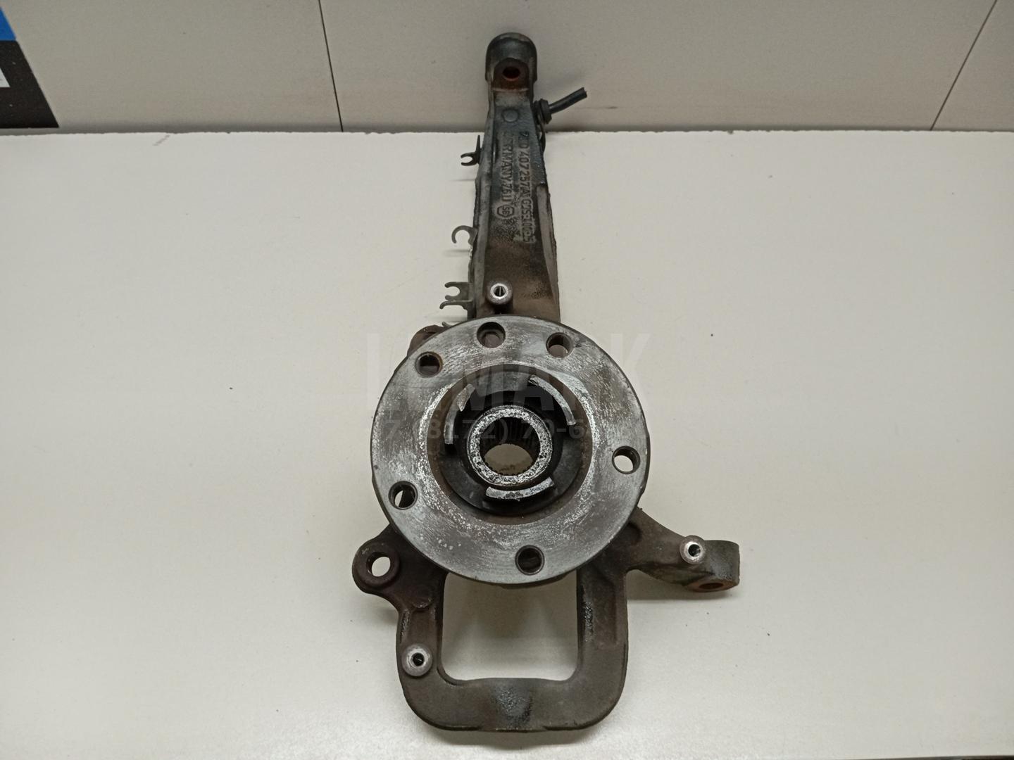 Кулак поворотный передний левый 7L0407257A VAG