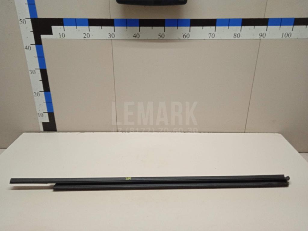 Накладка стекла переднего правого 7P0837472C VAG