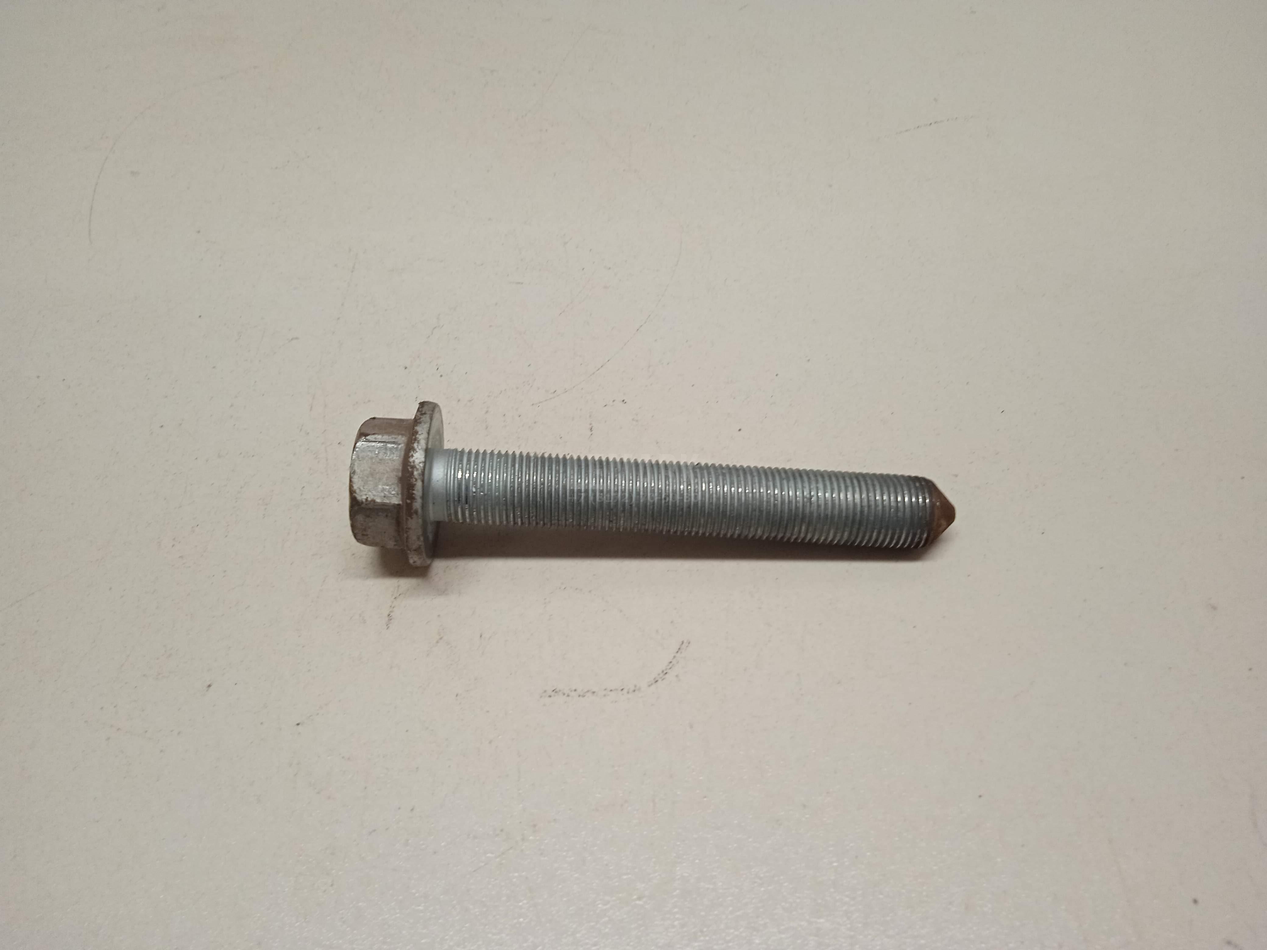 Болт заднего рычага N10586902 VAG