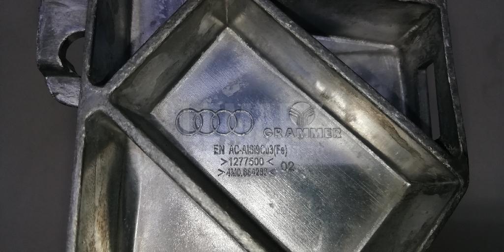 Кронштейн крепления подлокотника для  Audi Q7 [4M] 2015