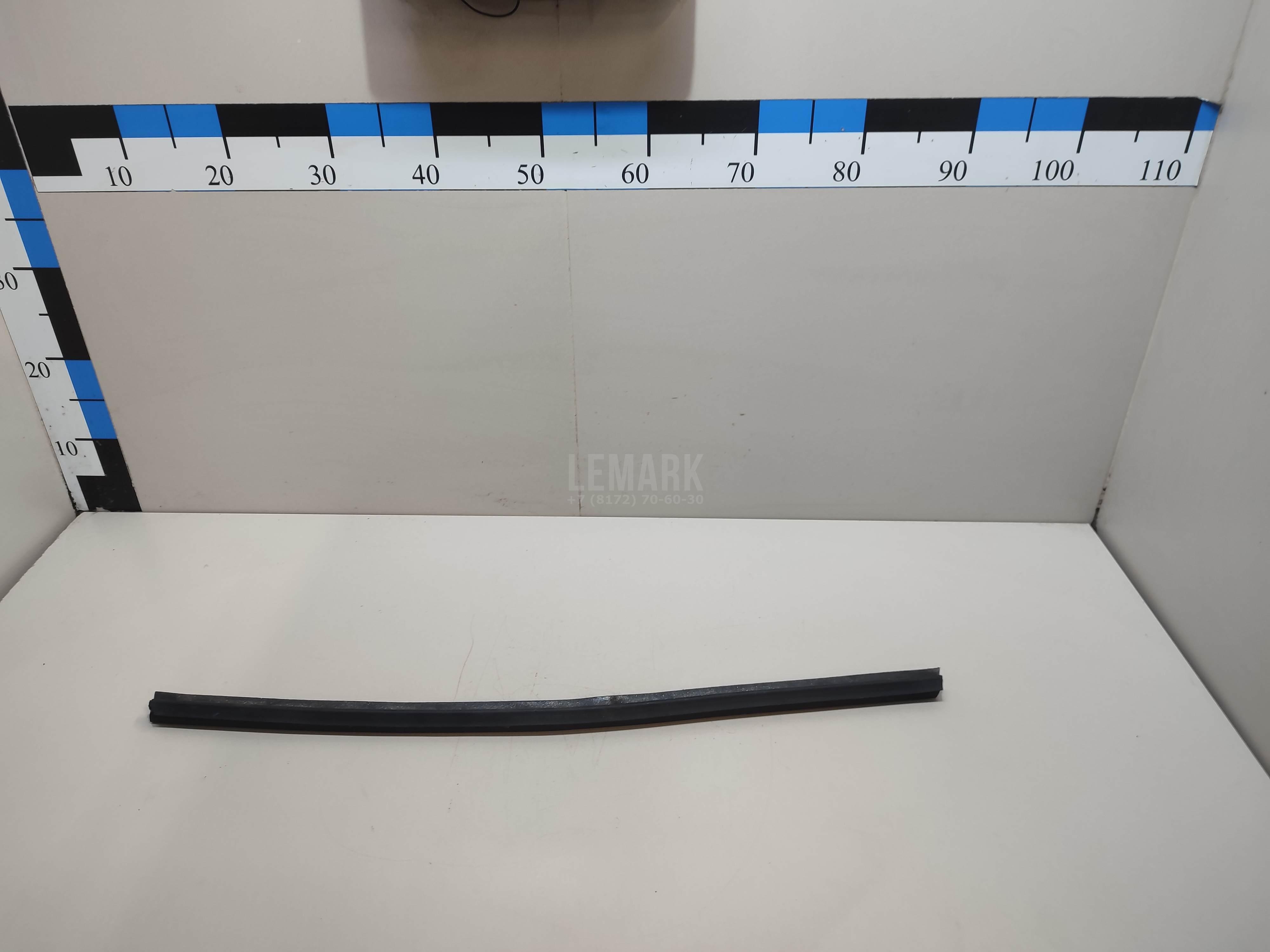Уплотнитель стекла двери 832412P000 Hyundai-Kia