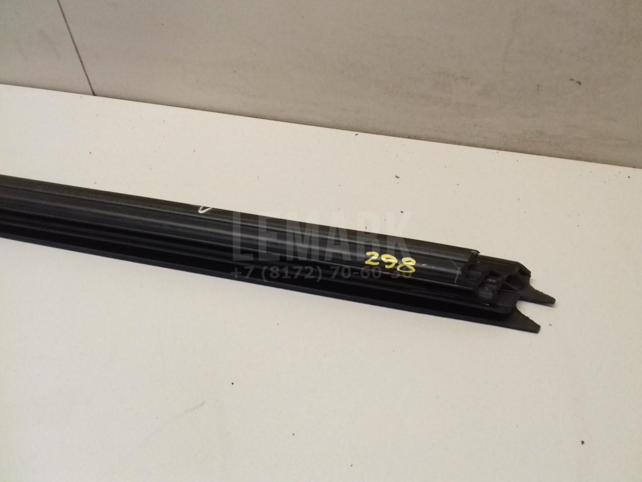 Накладка стекла переднего правого для  BMW 1-serie F20/F21 2011-2019