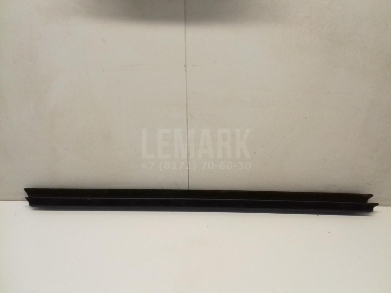 Накладка стекла переднего правого для  BMW 1-serie F20/F21 2011-2019