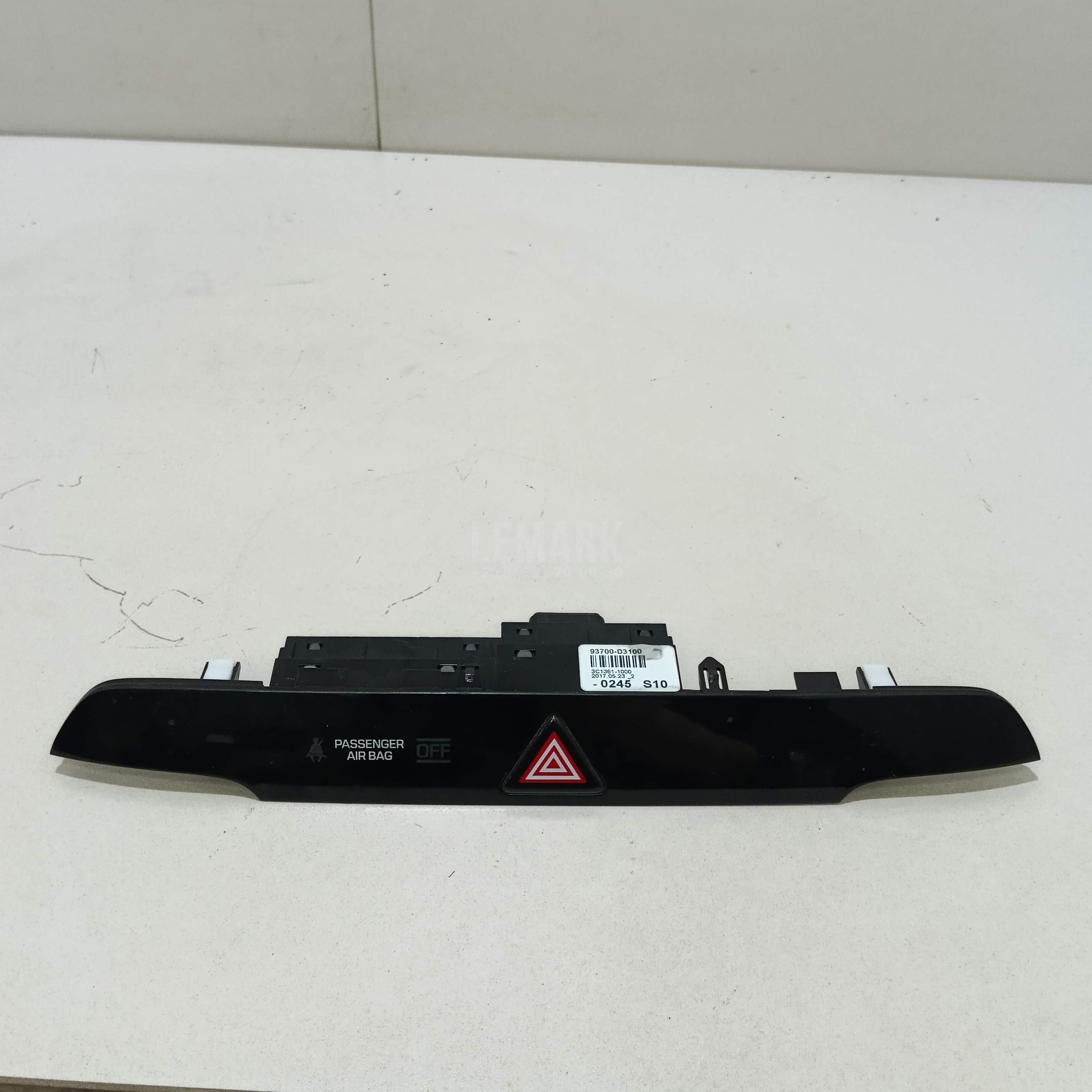 Кнопка аварийной сигнализации 93700D3100BLH Hyundai-Kia
