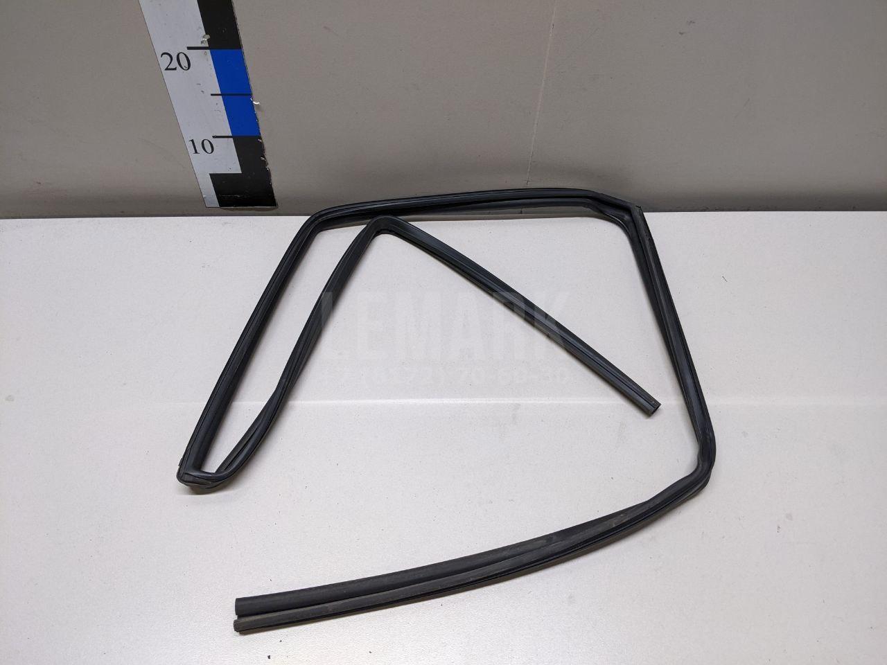 Уплотнитель стекла двери 6814242050 Toyota