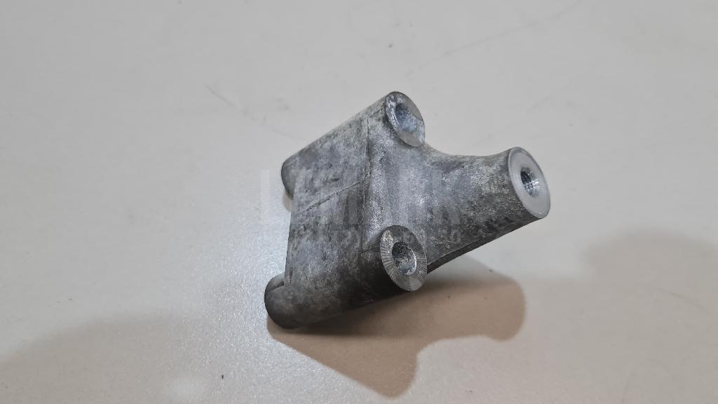 Кронштейн ролика 1663128031 Toyota