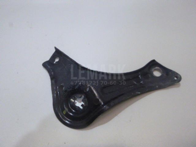 Кронштейн передней балки 62477D3000 Hyundai-Kia