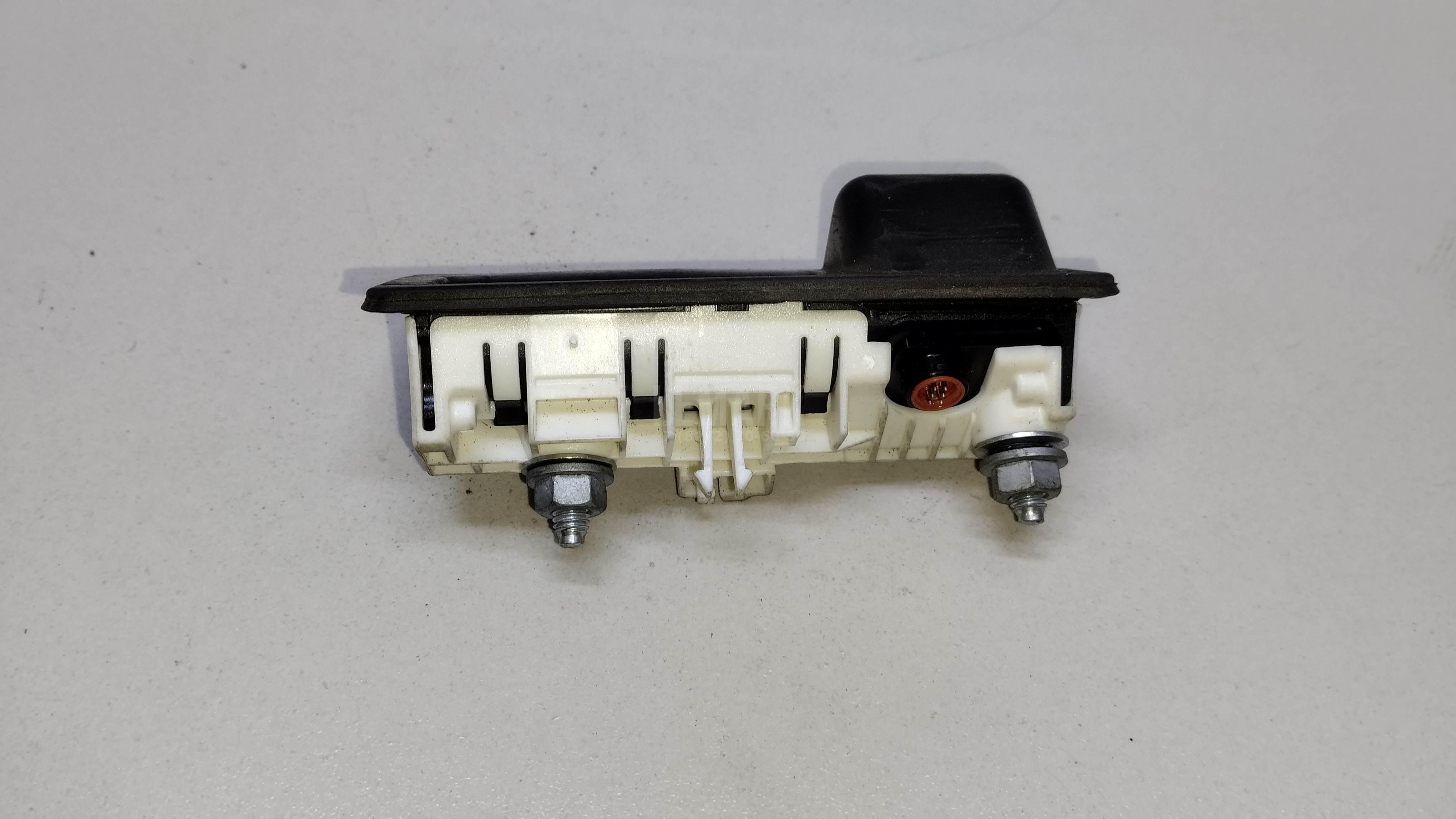 Кнопка открывания багажника для  BMW 1-serie E82/E88 2007-2013