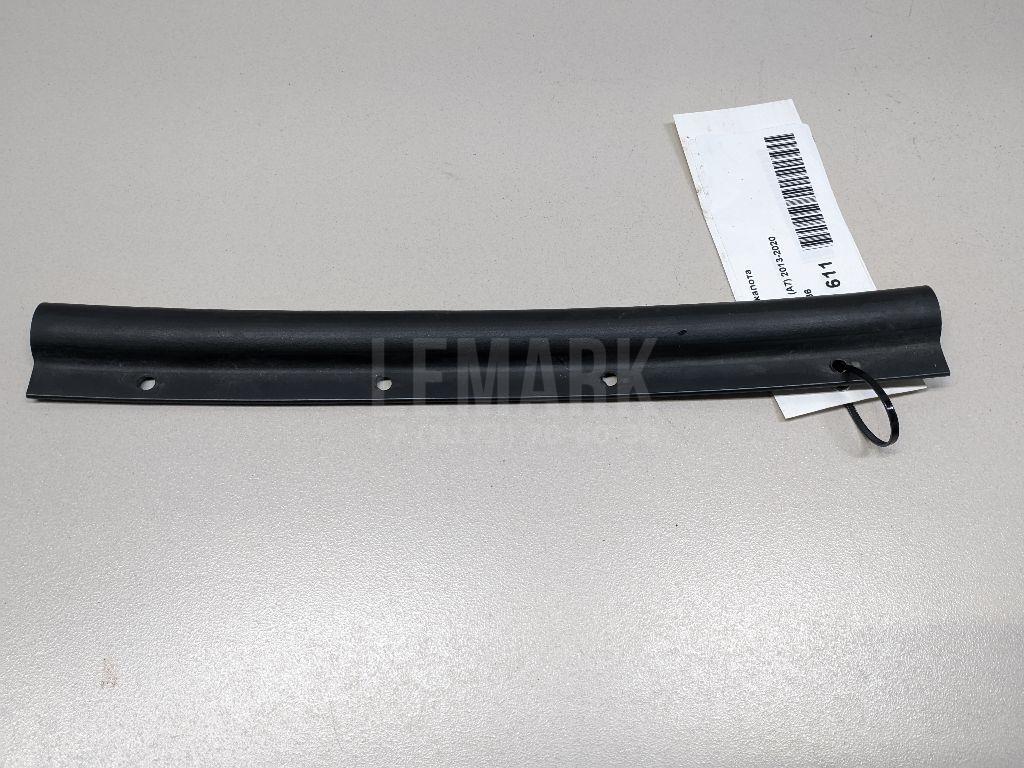Уплотнитель капота 5E0823736 VAG